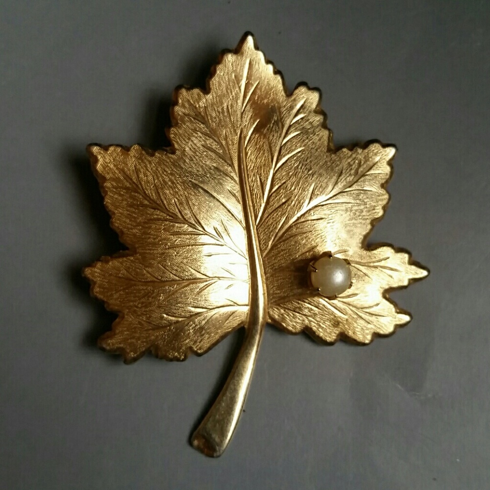Vintage signed Sarah Coventry pin